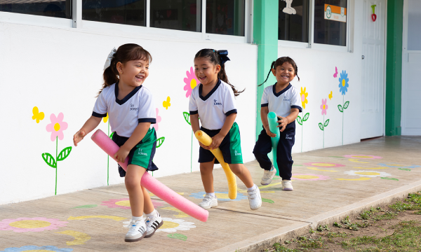 niñas de preescolar jugando