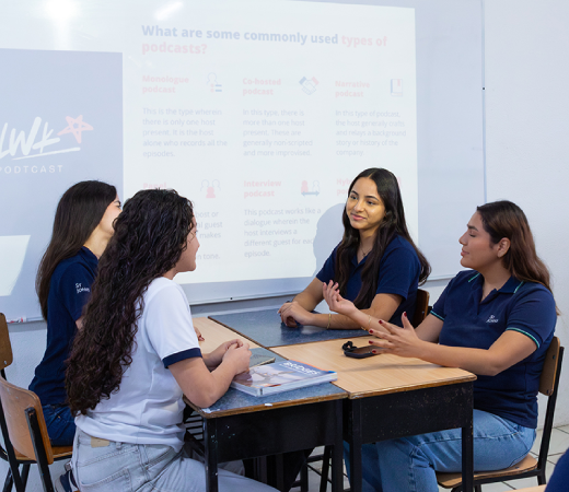 grupo de estudiantes en clase de idiomas