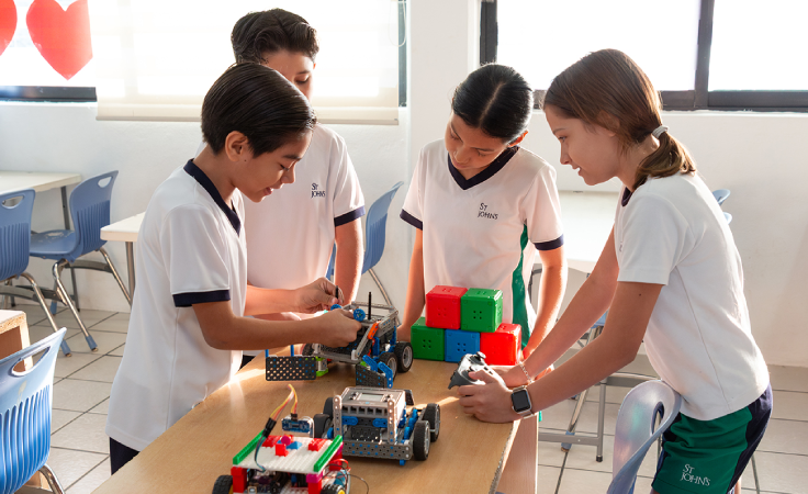 grupo de alumnos en clase de robotica