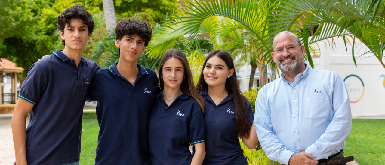alumnos de preparatoria con docente