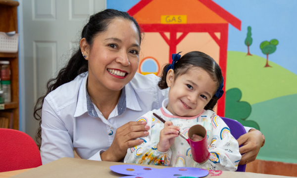 alumna y maestra de preescolar