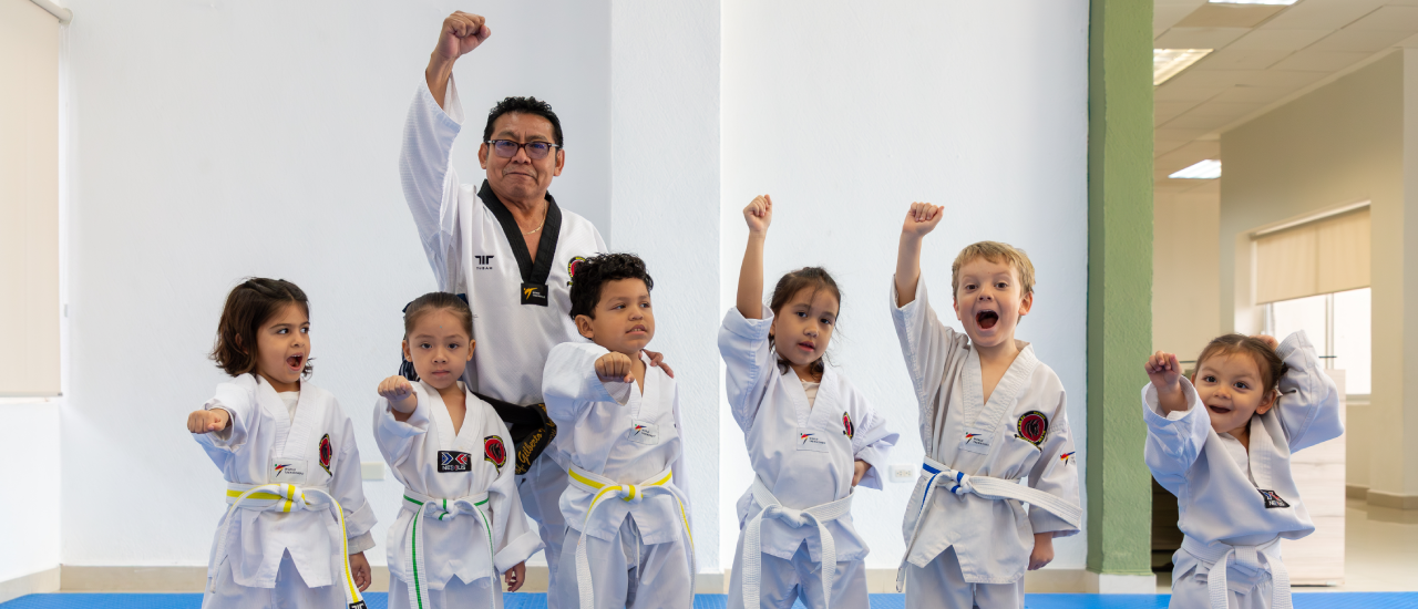niños practicando taekwondo