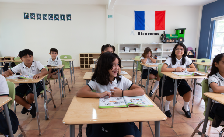 alumnos de primaria en clase de francés