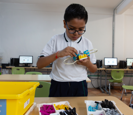 alumno de primaria en clase de robótica
