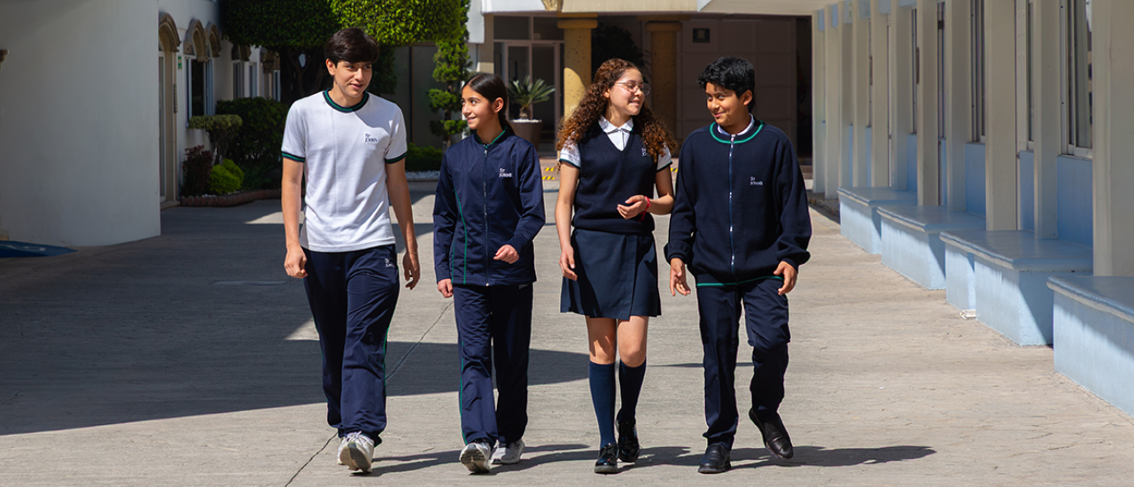 estudiantes caminando en los pasillos de la escuela