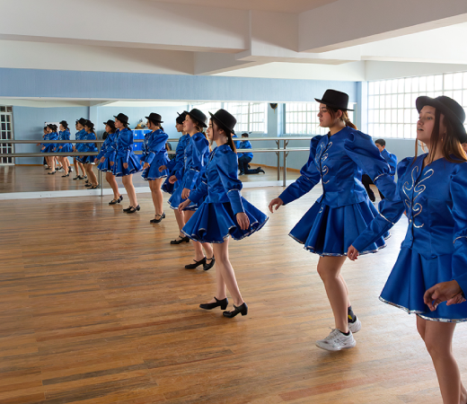 estudiantes tomando clases de baile y danza