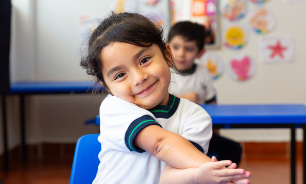 niña de preescolar en el aula de clases