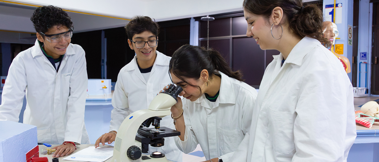 estudiantes en laboratorio