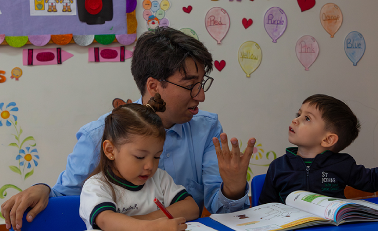 niños de preescolar tomando clases de idiomas