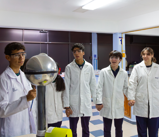 estudiantes realizando un proyecto de tecnología